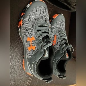 Boys under Armour shoes in excellent used condition used 2x